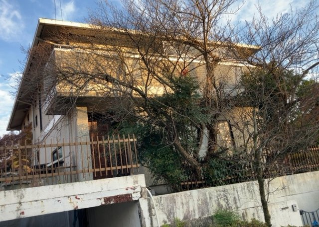 土地の形が極端に長細かったり、狭小地、あるいは道路との高低差がある傾斜地だった場合、後々売ろうとしても買い手がつかない場合もあります。後々、売却することになった時に価値の下がらない土地を選びましょう。