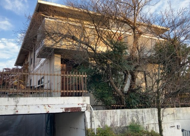 土地の面積＝住宅面積ではありません。建ぺい率の問題などで、土地のある場所によって住宅を建てられる面積は限られています。高さもしかり、「土地」という言葉の中には、建築条件も含まれると考えておきましょう。