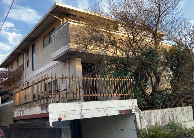 家を建てる場合、方位は要チェックです。現実的に日当たりのよい家ならばリビングは南側、建築基準法でも北側に当たる家への配慮は求められています。土地を見学に行く際は、方位磁針を持って行くようにしましょう。