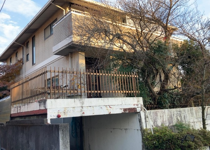 土地の前の道路に消火栓が設置されていることがあります。この場合、道路交通法第45条第1項により、駐車禁止の場所が指定されています。そのため、車庫などの駐車スペースをつくることができない場合があります。