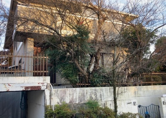 現地に行くなら、物件の周囲の地形がどうなっているかを見ることも大切です。周辺より低くなっている土地では、大雨などで水が集まりやすいため、地盤が弱くなっているということも考えられるため、注意が必要です。