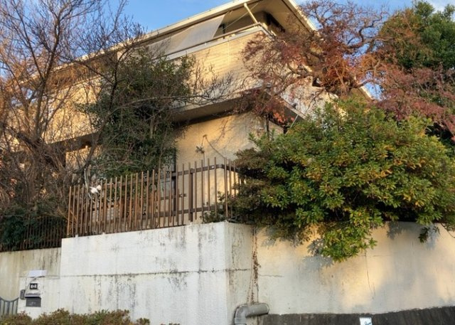 土地購入を検討されている場合、境界杭がない状態で購入してしまうと境界確定測量をする必要があり、費用がかかります。購入の前に、売主、隣土地所有者立ち合いのもと境界を確定し境界杭を設置するのがベストです。