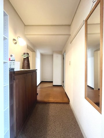 ゆとりある玄関から各居室へとつながる廊下