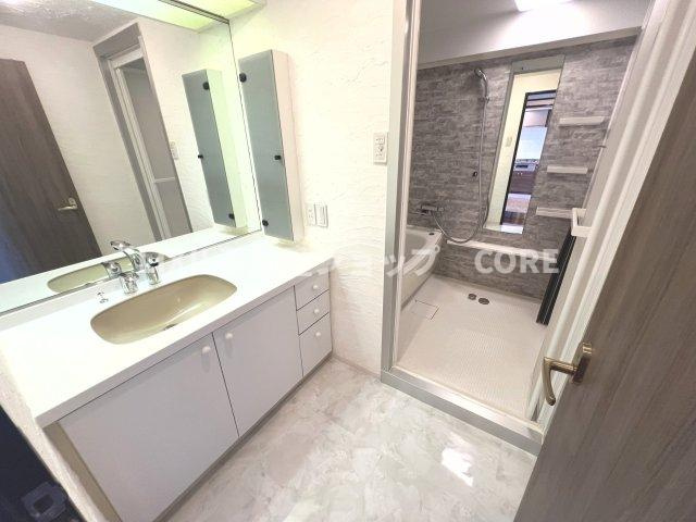 清潔感のある色で統一されたプライベート空間は、身だしなみチェックや肌のお手入れに最適です。