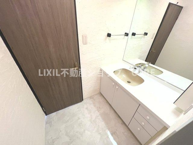 落ち着いた空間を演出するカラーと、ゆったり落ち着いてお使い頂ける広さが魅力のパウダールーム。