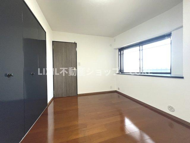 床材や建具は家具にも合わせやすい落ち着いた色合いになっております。