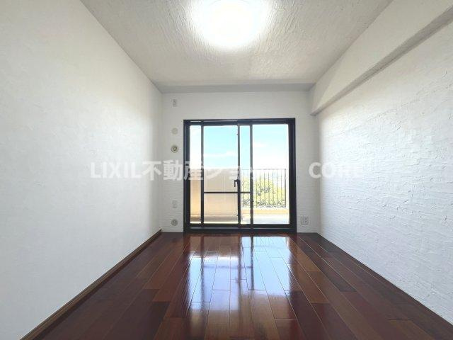 窓からたっぷりと陽光が注がれる明るい空間。家族の成長に対応できる永住仕様の間取り。