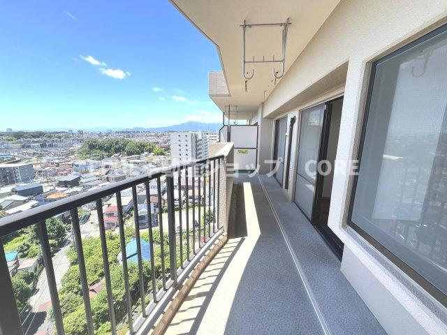 気持ちのいい空が見渡せる広いバルコニー。陽当たりも良く洗濯物やお布団もカラッと乾きそう。