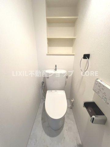 見た目もスッキリとしたデザインのトイレには温水洗浄暖房便座付き。