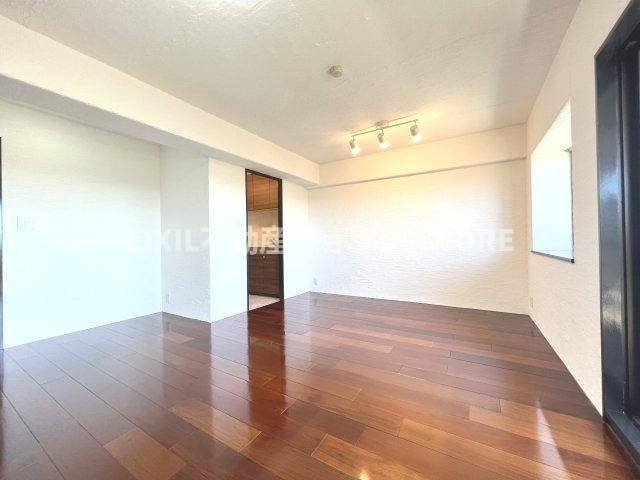 光と風が溢れる開放的なリビングダイニングには自然と家族みんなが集まってきます。