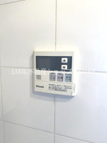 お風呂はボタンひとつで一定量の湯を浴槽に張ったり、保温や追い焚きをすることができる便利な機能付