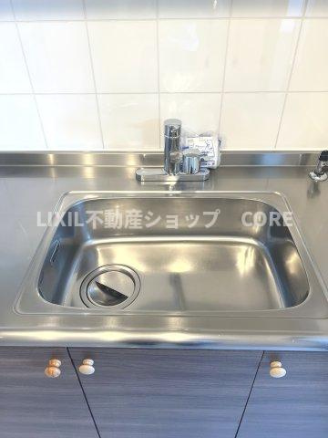 浄水と水道水を切り替えて使用できるスッキリとしたデザインの浄水器一体型水栓。