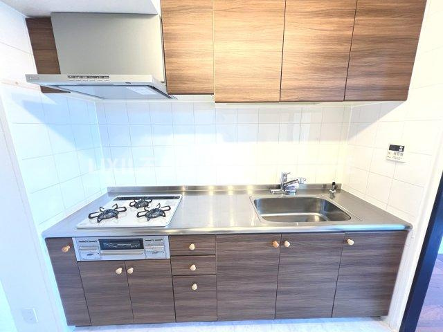 使い勝手の良いキッチン。シンクとコンロの距離も近いので作業効率が上がります。