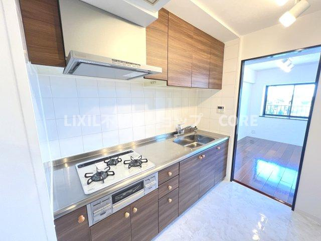 三口コンロで、お料理の効率もアップ！使い勝手の良さを考えました。お洒落なシステムキッチンです。