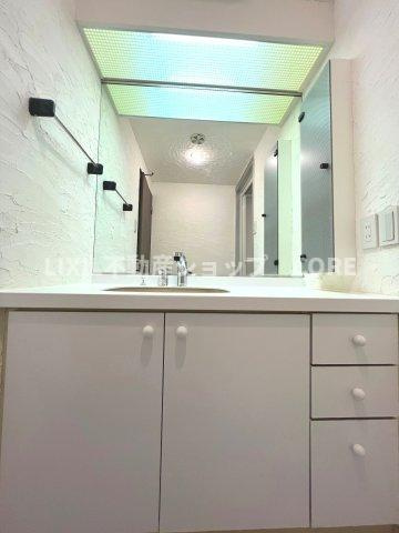 化粧品やティッシュボックス、歯ブラシなどもスッキリ収まりますよ！収納豊富な洗面化粧台になります。