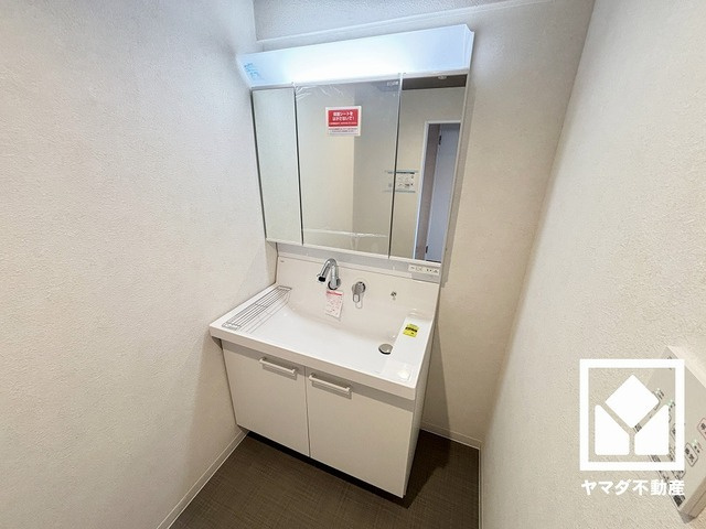 収納付きでスッキリお使い頂ける洗面台です。洗面ボウルが広めなので、忙しい朝でも身支度がしやすく時短になります。