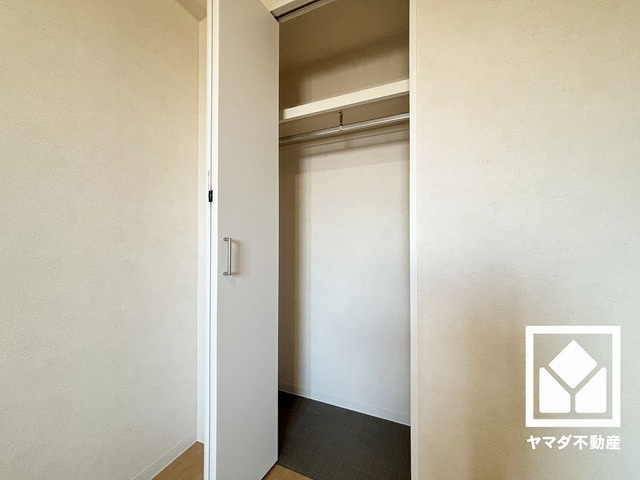 新たに家具を買わなくても良いので、ハンガーパイプ付きのクローゼットは嬉しいですね。奥行きがあるので、収納力も申し分ありません。
