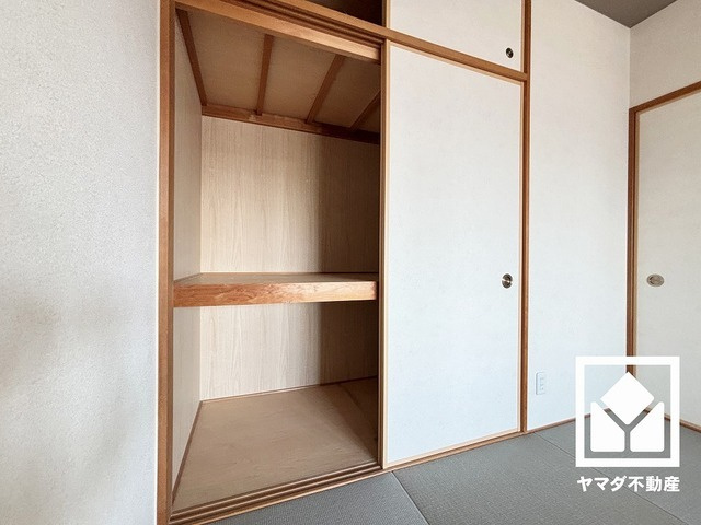 押入にはお客様用の座布団や寝具も収納可能です。全居室収納がございますので、お部屋の広さを最大限に活用できます。