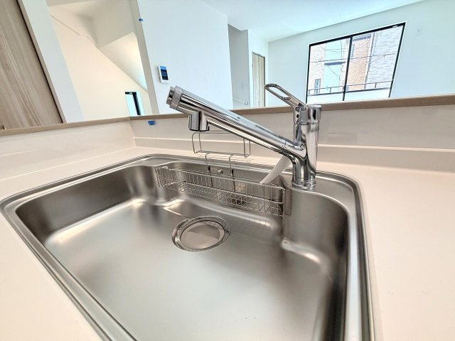 【カートリッジ式浄水器内蔵水栓】蛇口一体型でシンク周りはスッキリ。お料理にも手軽に美味しい浄水を。