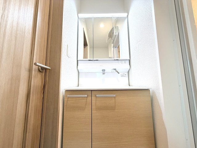 朝の身支度がスムーズに。合わせ鏡ができる三面鏡＆たっぷり収納の三面鏡付洗面化粧台。