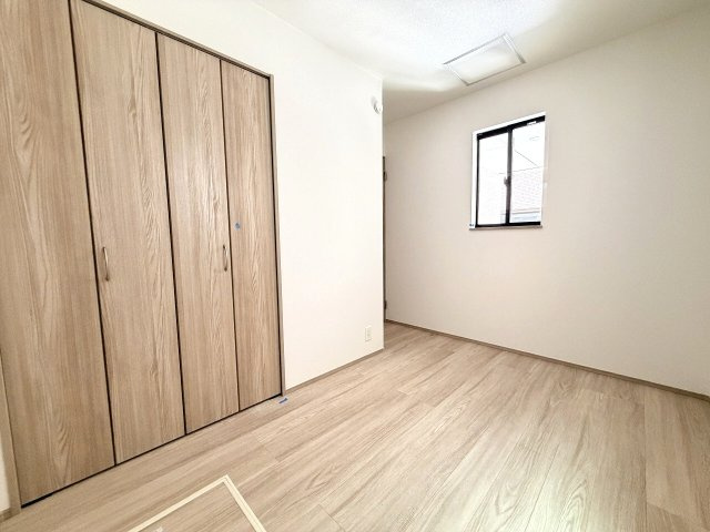 1階4.4帖の洋室（納戸）各居室収納ございます。