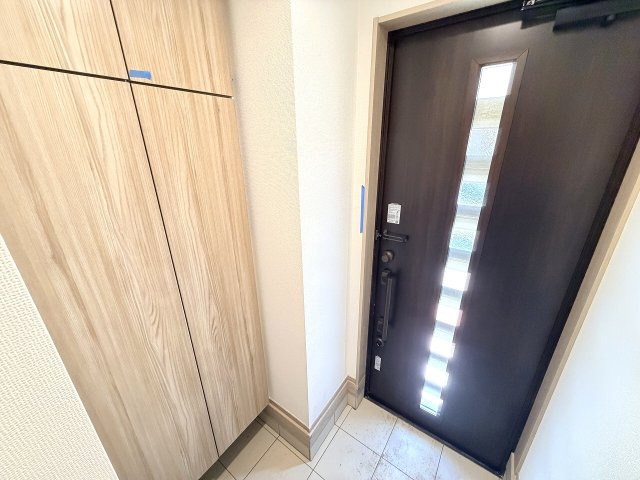 玄関には木目調のシューズボックス。