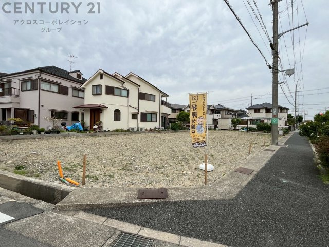 阪急伊丹線「新伊丹駅」まで徒歩8分とアクセスが良く、平坦な地形に位置する閑静な住宅街です。
