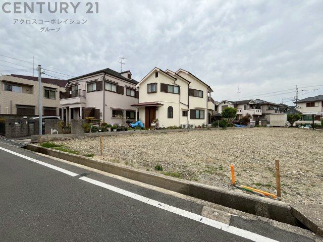 鈴原小学校が徒歩3分と近く、公園や内科医院も近隣にあるため、特に子育て世帯に住みやすい環境が整っています。
