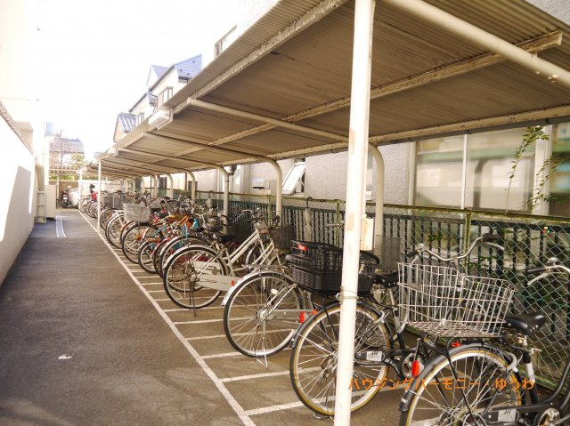 敷地内に、屋根付き専用駐輪場
