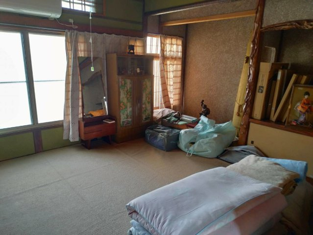 落ち着いた雰囲気の和室で、ゆったりとくつろげる空間が広がります。窓が複数あり通風・採光ともに良好。床の間も備わっており、和の趣を感じられる一室です。客間や寝室としても使いやすく、用途の幅が広いお部屋。