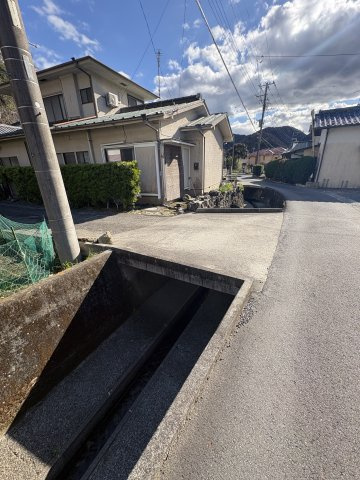 水路には橋が架かっています。