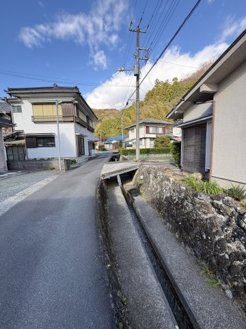 建物横には水路があります。