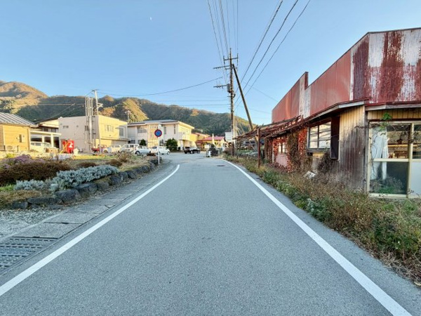 【富士吉田市向原　売地の前面道路含む現地写真】