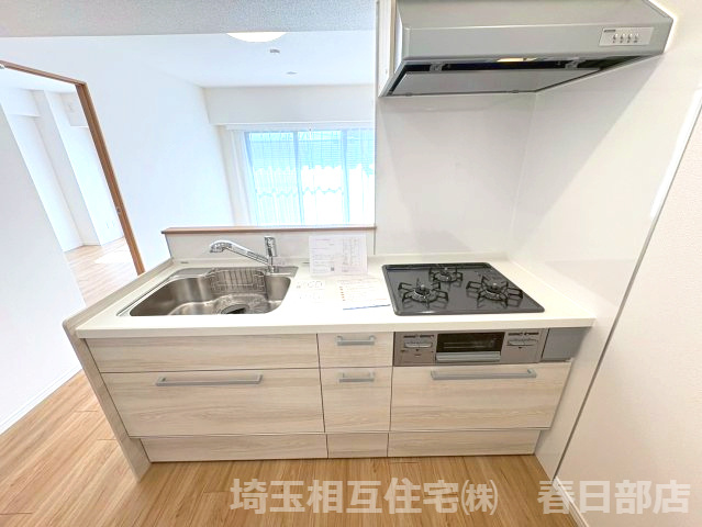 シンプルな意匠で使いやすいシステムキッチン。