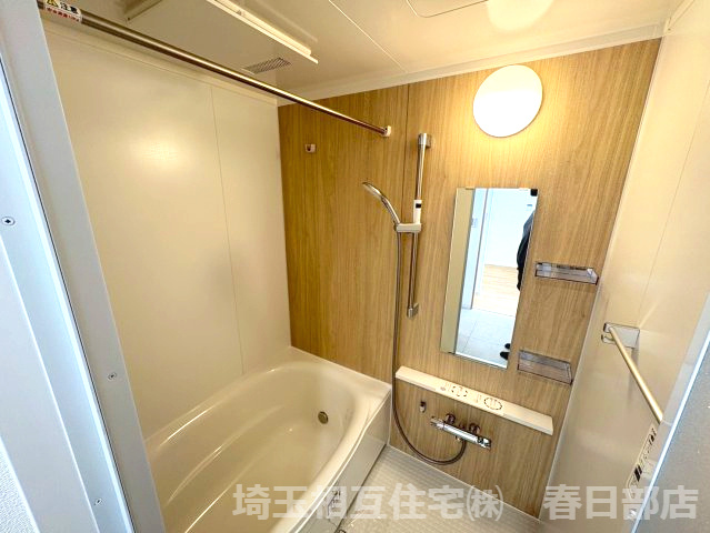落ち着いた雰囲気でゆったり寛げるバスルーム。