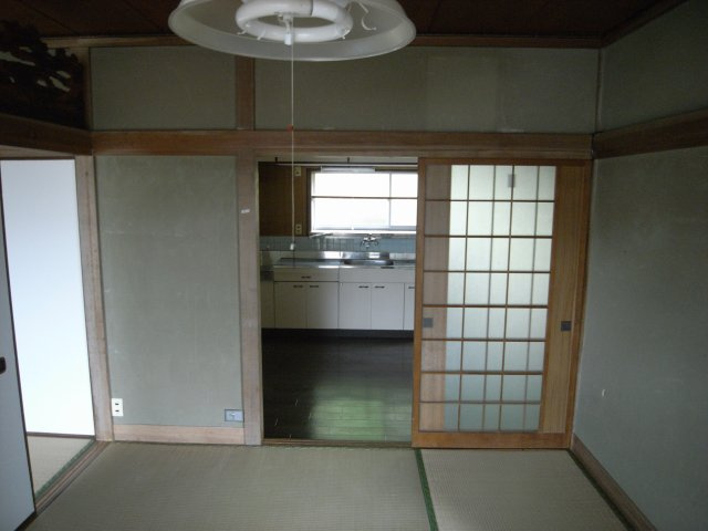 6帖の和室は、落ち着いた雰囲気で心安らぐ空間です。やわらかな光が差し込み、畳の心地よさをより一層引き立てます。隣接するDKと行き来しやすく、家族の食事や来客時の利用にも便利な間取りとなっています。