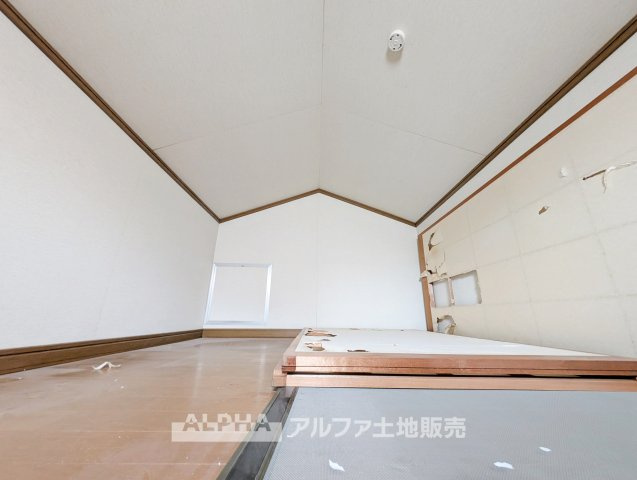 【Attic　Storage】　◆屋根裏収納◆季節用品や使用頻度の低い荷物などをまとめて収納できる便利なスペース。居住空間に物を置きすぎず、室内をすっきり保つのに役立ちます。　