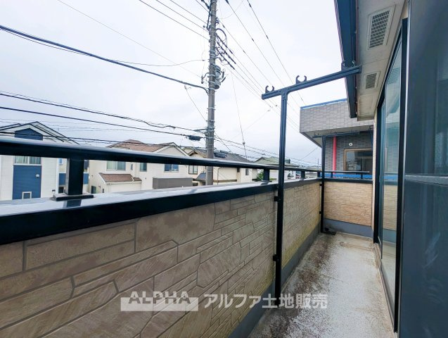 【Balcony】　◆南向きのバルコニー◆2階洋室から出入りでき、洗濯物や布団を干すスペースとして日々活躍。南からの陽射しを取り込みやすい住まいです。※リフォーム実施予定　
