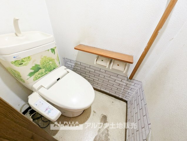 【Toilet】　◆各階にトイレを配置◆トイレは新品交換予定。1階・2階の2か所に設置されているため、家族が多いご家庭や忙しい朝の時間帯にも便利です。※リフォーム実施予定