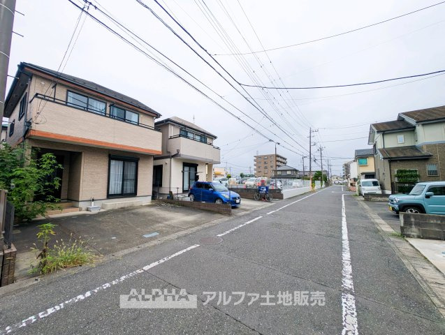 【Exterior】　◆南側約6.0m公道に接道◆道路幅が確保された整形地に建つ4LDK住宅。南向きで陽当たりにも恵まれ、並列2台分の駐車スペースを備えています。