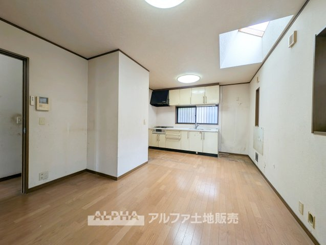 【Family　Living】　◆家族との時間を身近に◆キッチンからリビングを見渡しやすい間取り。料理や片付けをしながら家族との会話も楽しめ、自然と交流が生まれる空間です。※リフォーム実施予定
