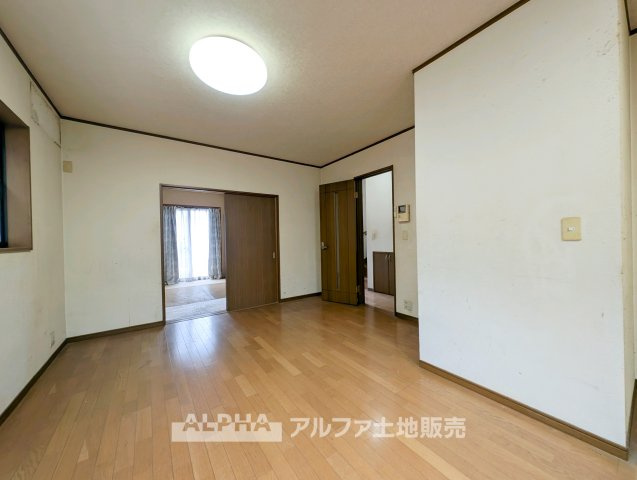 【Comfort　Living】　◆和室が隣接するLDK◆約12.5帖のLDKと約6帖の和室が隣り合う間取り。家族団らんからお子様の遊び場まで、生活シーンに合わせて活用できます。