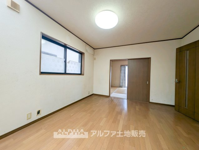 【Bright　Living】　◆家族が集まるLDK◆約12.5帖のリビングは、食事や家族団らんの時間を過ごす暮らしの中心。隣接する和室と合わせて、多彩な使い方ができます。※リフォーム実施予定