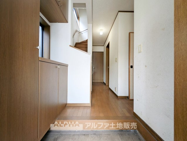 【Entrance】　◆すっきり整う玄関◆玄関には収納を備え、家族の靴や外出用品を整理しやすい設計。住まいの入口をすっきりと保ち、毎日の出入りも気持ちよく行えます。※リフォーム実施予定