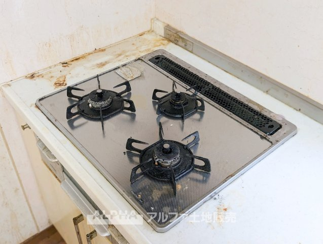 【Gas　Stove】　◆料理の幅が広がる◆コンロを新品交換予定。炒め物や煮込み料理など毎日のメニューに活躍し、グリルも備えた使い勝手の良いキッチン設備です。