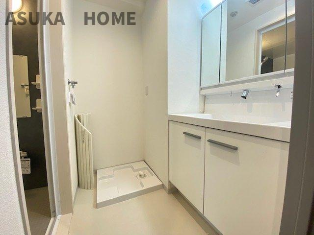 壁付け水栓の洗面化粧台です。水栓の根本に水たまりができないのでお掃除のしやすさが魅力。