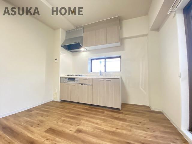 窓があり、明るいキッチンは角部屋ならではの特権ですね。