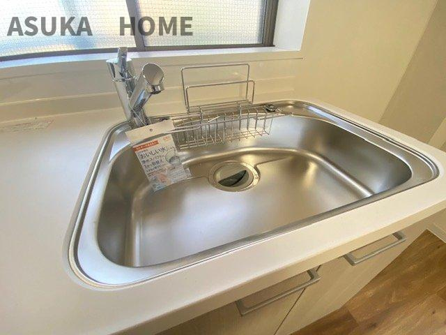 高級感ある人造大理石トップのシステムキッチンです。