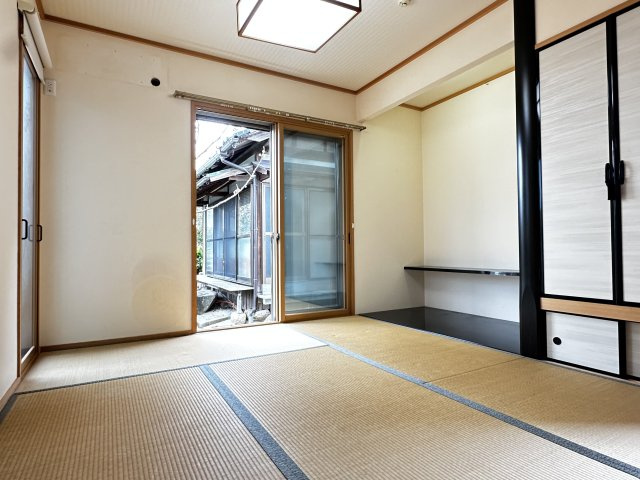 1階和室からは大きな庭が見えキッチンに隣接しているため来客対応や多目的なスペースとして活用できます。