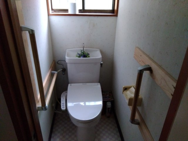 トイレには窓があり明るい室内です。手摺が付いておりバリアフリーになっています。
